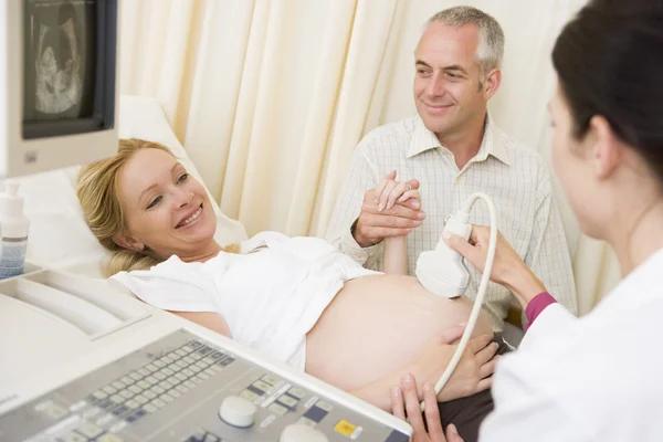 Schwangere Bekommt Ultraschall Vom Arzt Mit Ehemann — Stockfoto
