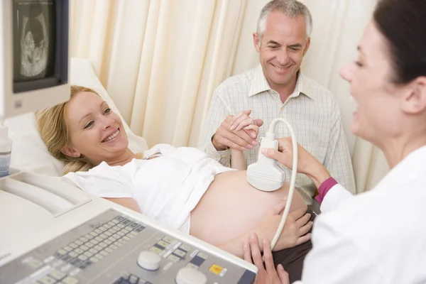 Hamile Kadının Kocası Saati Olan Doktor Ultrason Alınıyor — Stok fotoğraf