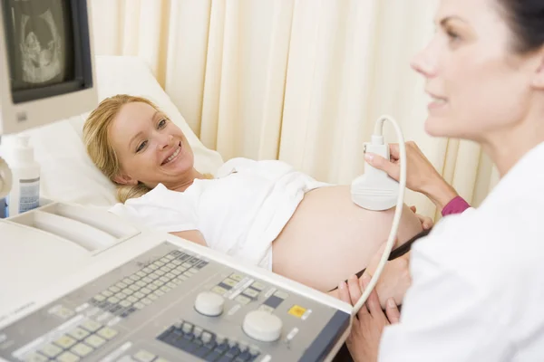 Kobieta w ciąży pierwsze USG od lekarza — Zdjęcie stockowe
