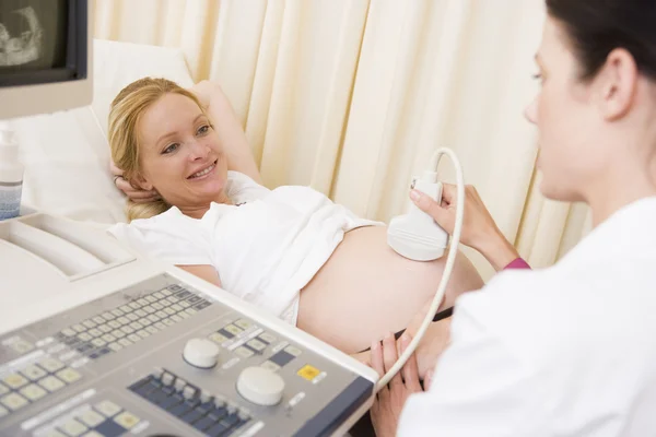 妊娠中の女性の医者から超音波を取得 — ストック写真