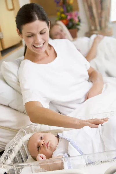 Mãe grávida com bebê no hospital sorrindo — Fotografia de Stock