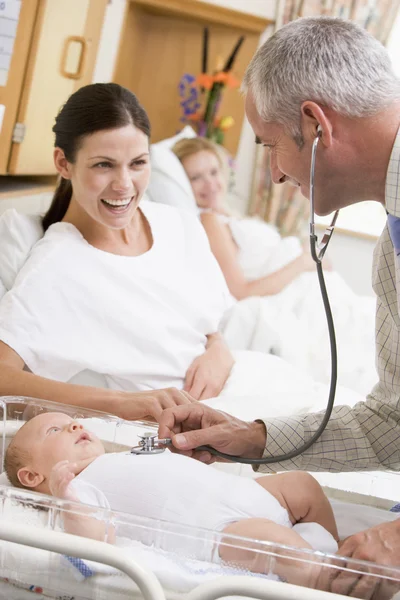Médico Verificando Batimento Cardíaco Bebê Com Nova Mãe Assistindo — Fotografia de Stock