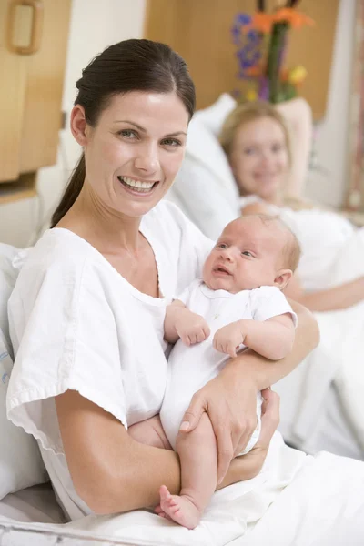 Yeni bir anne ile bebek gülümseyen hastane içinde — Stok fotoğraf