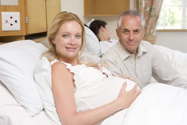 Gravid Kvinna Med Man Sjukhuset Leende — Stockfoto