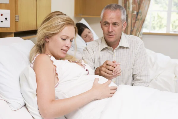 病院の夫との苦痛で妊娠中の女性 — ストック写真