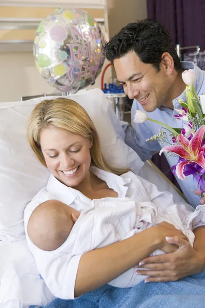 Nueva Madre Con Bebé Marido Hospital Sonriendo —  Fotos de Stock