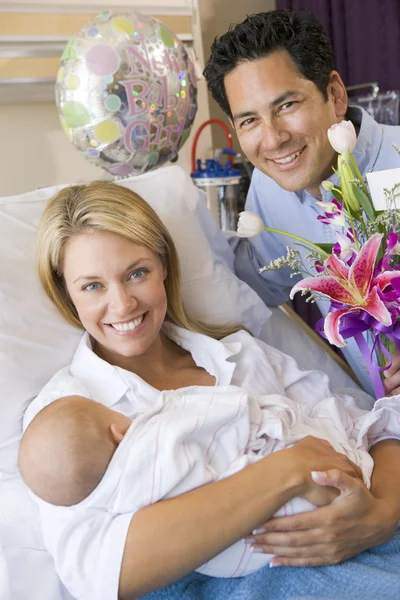 Νέα Μητέρα Μωρό Και Σύζυγό Της Στο Νοσοκομείο Χαμογελώντας — Φωτογραφία Αρχείου