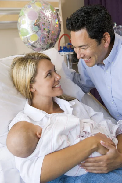 Nieuwe Moeder Met Baby Echtgenoot Het Ziekenhuis Glimlachen — Stockfoto