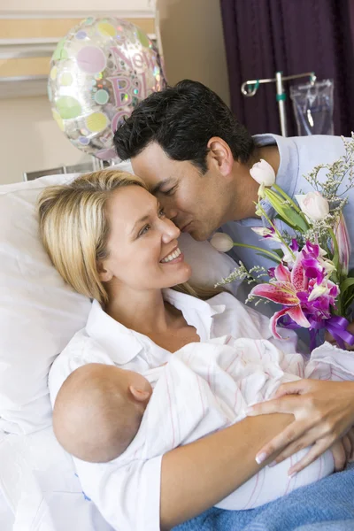 Νέα Μητέρα Μωρό Και Σύζυγό Της Στο Νοσοκομείο Χαμογελώντας — Φωτογραφία Αρχείου