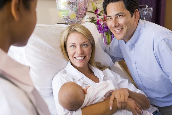 Novos Pais Com Bebê Conversando Com Médico Sorrindo — Fotografia de Stock