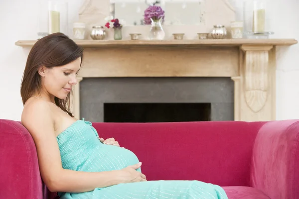 Zwangere Vrouw Zit Woonkamer Glimlachen — Stockfoto
