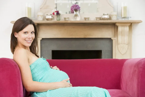 Zwangere Vrouw Zit Woonkamer Glimlachen — Stockfoto