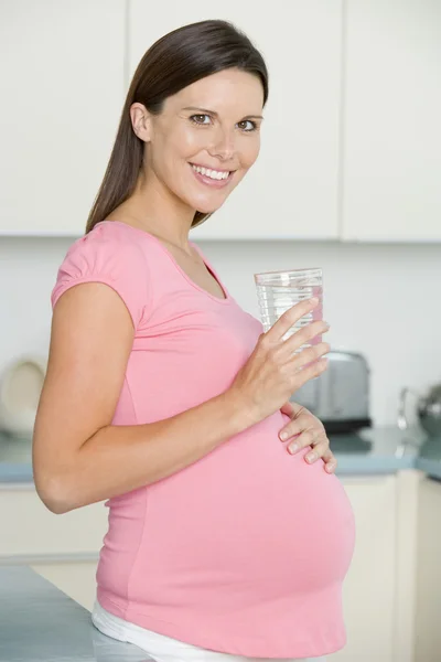 Mujer Embarazada Cocina Con Vaso Agua Sonriendo —  Fotos de Stock