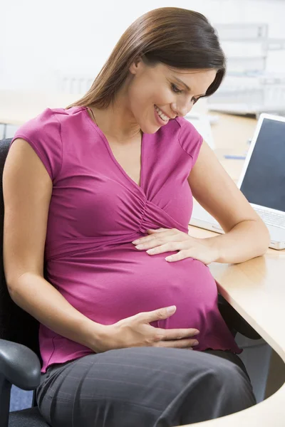 Iş yerinde hamile kadın — Stok fotoğraf