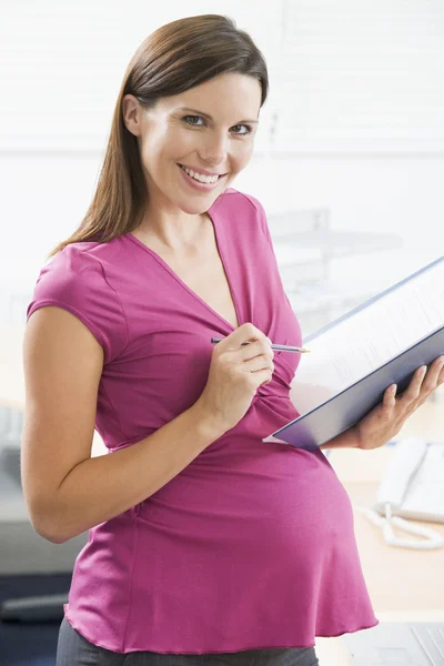 Zwangere Vrouw Het Werk Schrijven Binder Glimlachen — Stockfoto