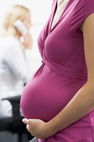 Gravid kvinna på jobbet — Stockfoto