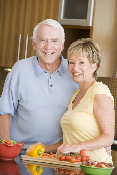Marido e esposa preparando legumes — Fotografia de Stock