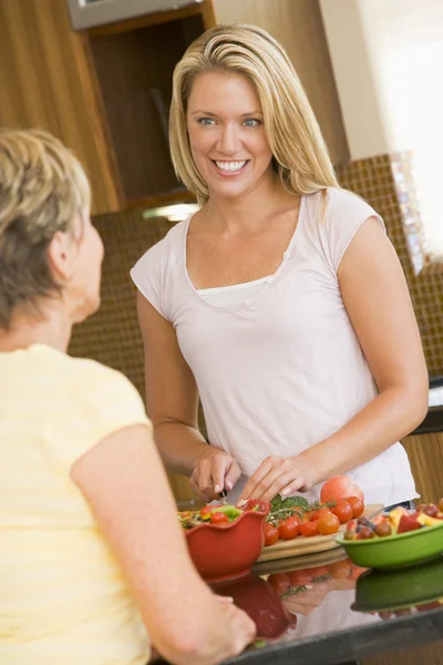 Kvinnor förbereder middag — Stockfoto