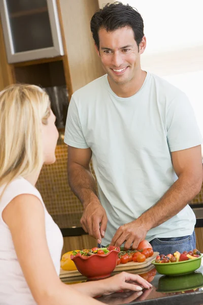 Man en vrouw voorbereiden diner — Stockfoto