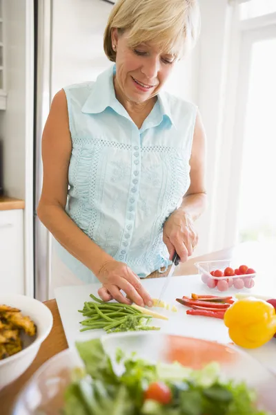 Kvinna Förbereder Måltid Matdags — Stockfoto