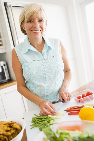 Mujer Preparando comida, a la hora de comer — Foto de Stock