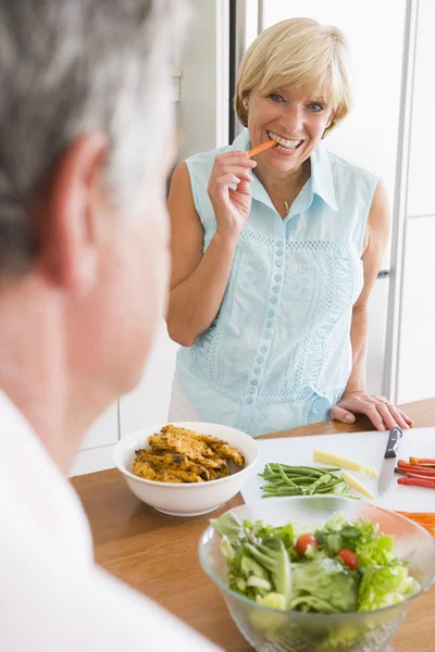 Woman Talking Husband She Prepares Meal Mealtime — Stock Photo, Image