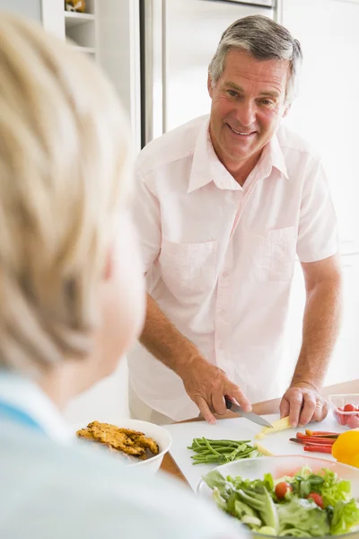 Ehemann spricht mit Frau während der Zubereitung des Essens, Mahlzeit — Stockfoto