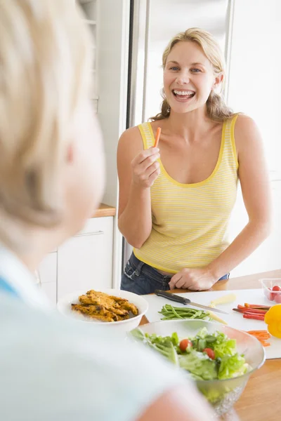 Γυναίκα Μιλώντας Φίλο Κατά Την Προετοιμασία Γεύμα Γεύμα — Φωτογραφία Αρχείου