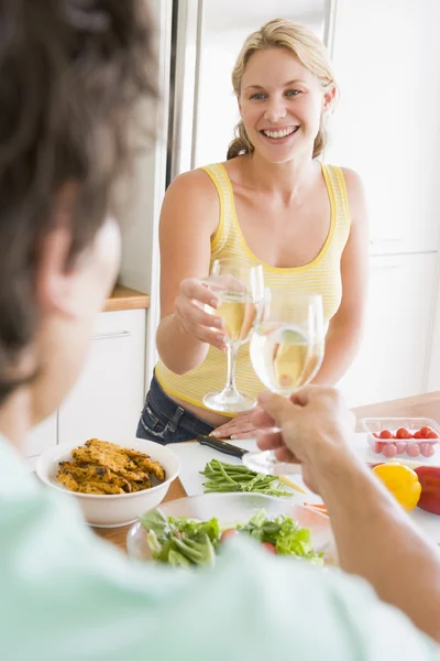 Γυναίκα Μιλάμε Για Σύζυγό Της Κατά Την Προετοιμασία Γεύμα Γεύμα — Φωτογραφία Αρχείου