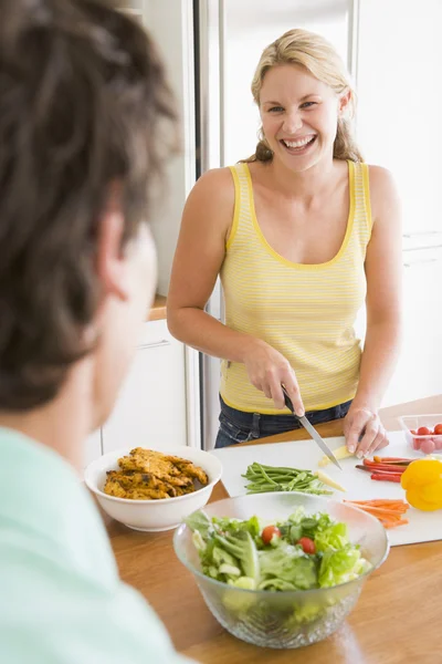 女人说话的丈夫准备膳食，同时进餐 — 图库照片