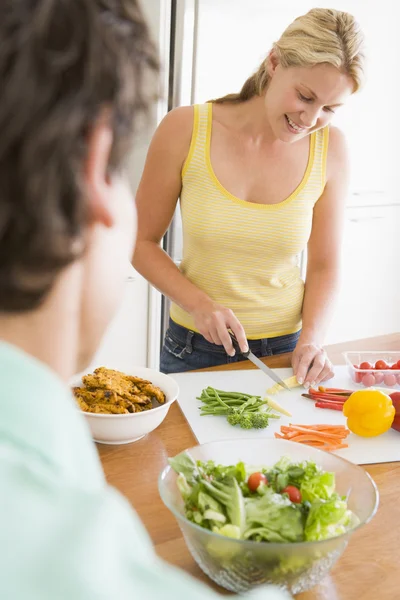 Frau Spricht Mit Mann Während Der Zubereitung Von Mahlzeiten Mahlzeiten — Stockfoto