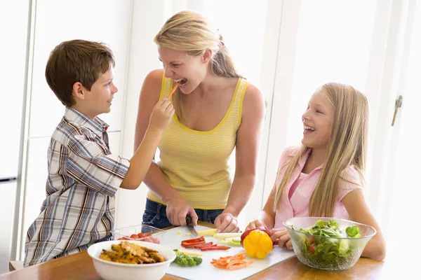Mutter Und Kinder Bereiten Gemeinsam Eine Mahlzeit — Stockfoto