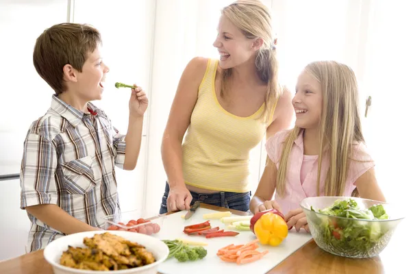 Mutter und Kinder bereiten gemeinsam eine Mahlzeit zu — Stockfoto