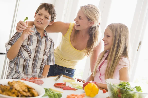 Mor Och Barn Laga Mat Måltid Tillsammans — Stockfoto