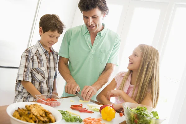 Pai e filhos Preparem uma refeição, hora da refeição Juntos — Fotografia de Stock