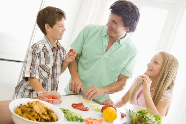 Vater und Kinder bereiten gemeinsam eine Mahlzeit zu — Stockfoto