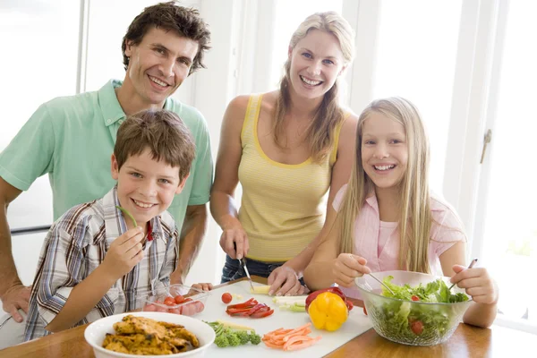 Familia Preparando Comida Hora Comer Juntos — Foto de Stock