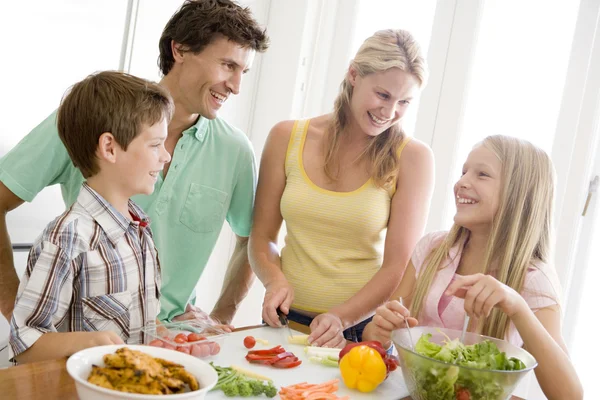 Семья готовит еду, обедает вместе — стоковое фото