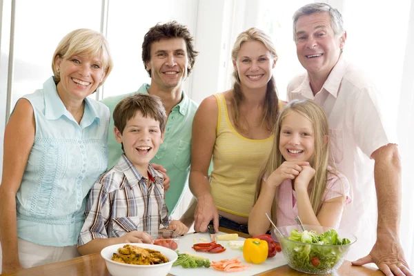 Familie Bereitet Essen Gemeinsame Mahlzeit — Stockfoto