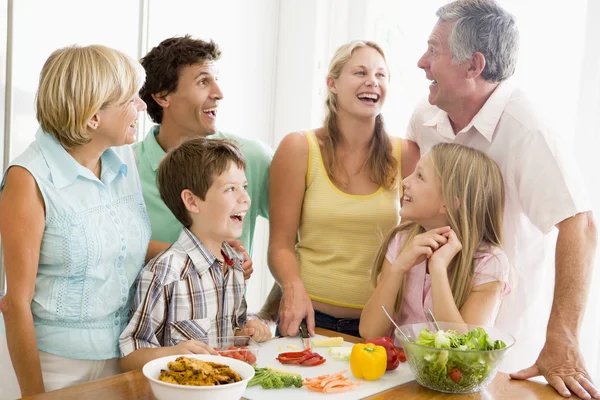 Familia Preparando Comida Hora Comer Juntos — Foto de Stock