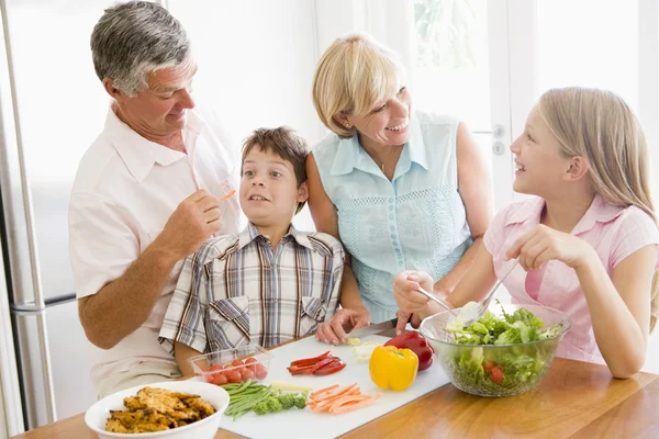 Großeltern Und Enkel Bereiten Gemeinsam Eine Mahlzeit — Stockfoto