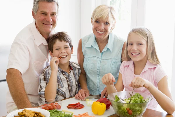 Prarodiče a vnoučata připravit jídlo, jídle společně — Stock fotografie