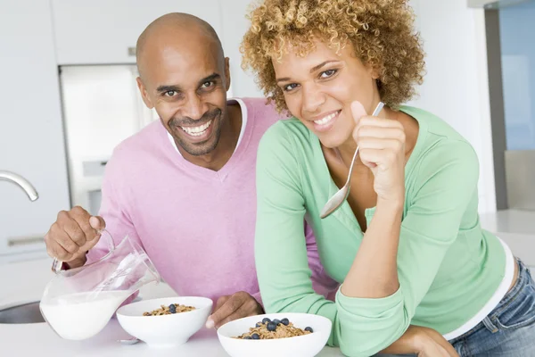 夫と妻が一緒に朝食を食べる — ストック写真