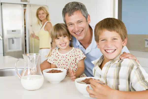 Pappa med barn som de äter frukost och mor i bac — Stockfoto