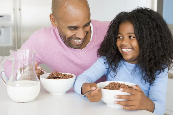 Padre Sentado Con Hija Mientras Ella Come Desayuno —  Fotos de Stock