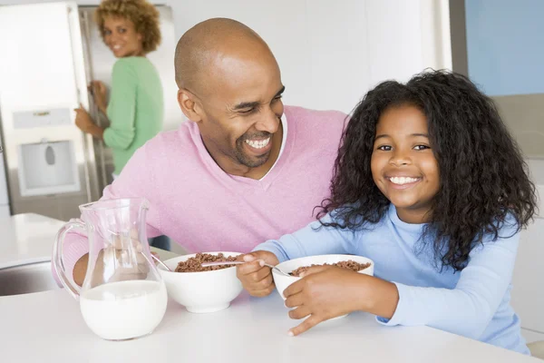 Vater Sitzt Mit Tochter Während Sie Mit Ihr Frühstückt — Stockfoto