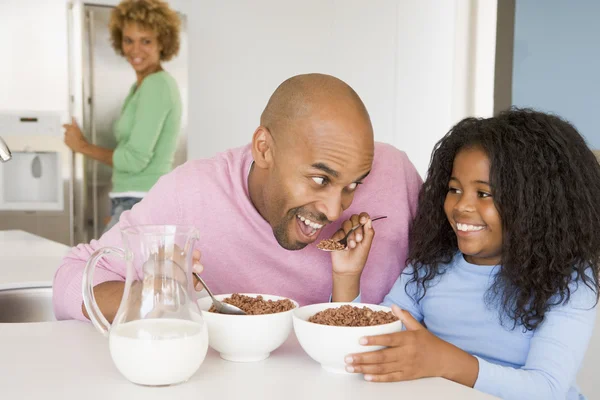 Ojciec siedzi z córką jako ona jedzą śniadanie z jej — Zdjęcie stockowe