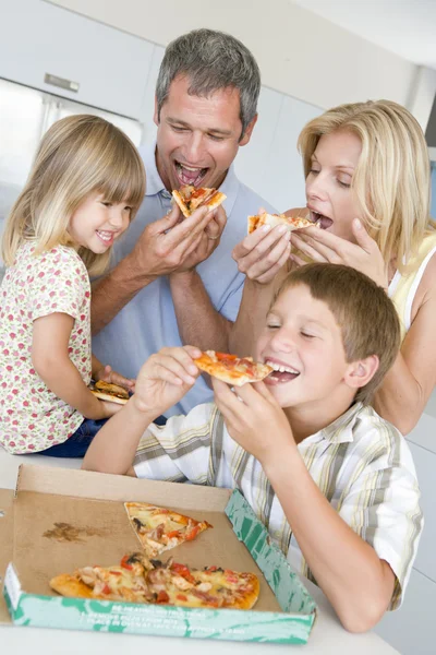 Familia Comiendo Pizza Juntos — Foto de Stock