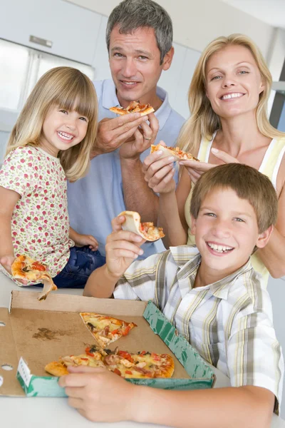 Familia comiendo pizza juntos —  Fotos de Stock