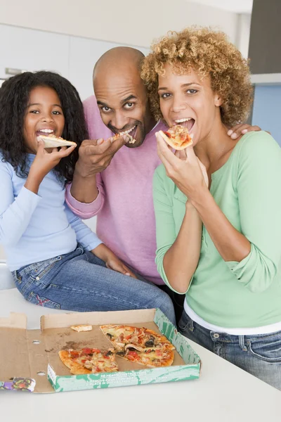Família Comer Pizza Juntos — Fotografia de Stock